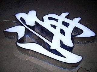 如何才能保持户外广告喷绘画面色彩不变色？